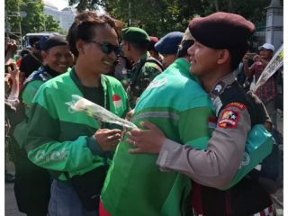 Komunitas Ojol Bagikan Ribuan Mawar Untuk Anggota Polri dan TNI di Monas,  Tidak Mau Terprovokasi Konflik Sosial